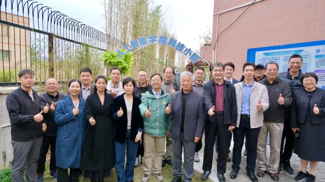 華珠舉行人工智能學(xué)院科技小院揭牌儀式21.jpg