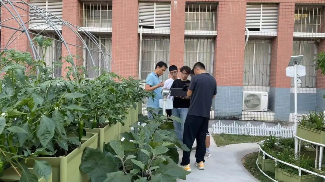 華珠舉行人工智能學(xué)院科技小院揭牌儀式14.jpg